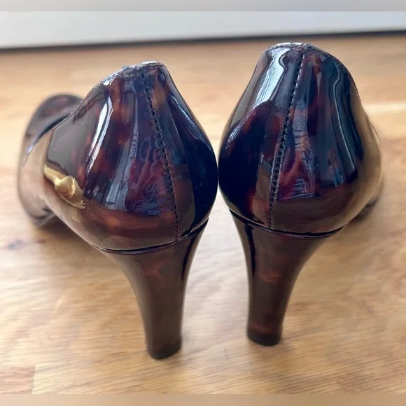 NWOT Stuart Weitzman “Platswoon” Tortoiseshell Patent Leather Pumps
Never Worn. - Picture 2 of 10